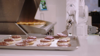 Desconectan a Flippy, el robot que hace hamburguesas, en su primera semana de trabajo